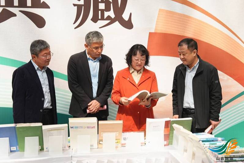 张然到学校全民阅读活动周展览参观指导